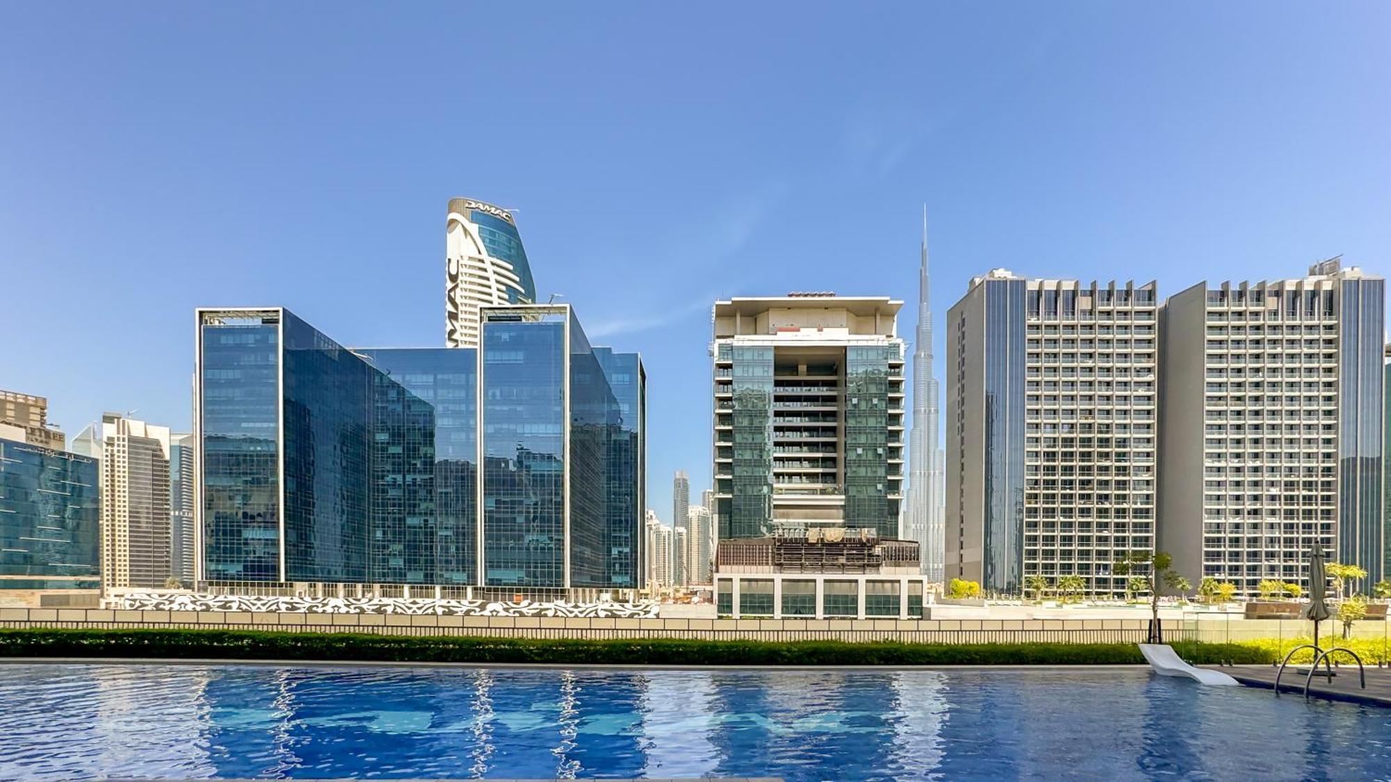 1br Near Mall Canal View Apartment Dubai