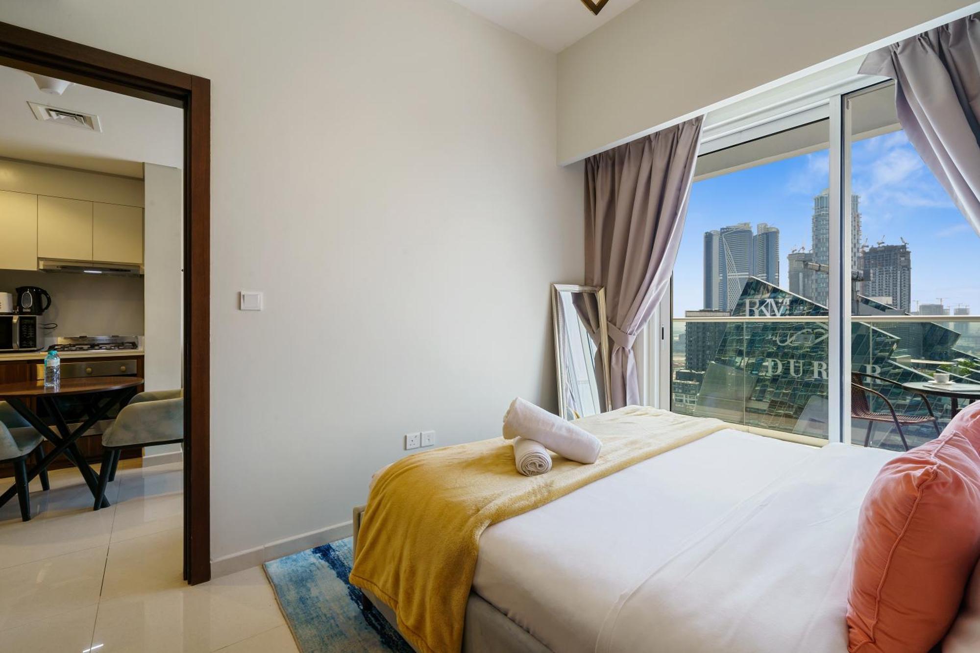 Apartment 1br Near Mall Canal View Dubai