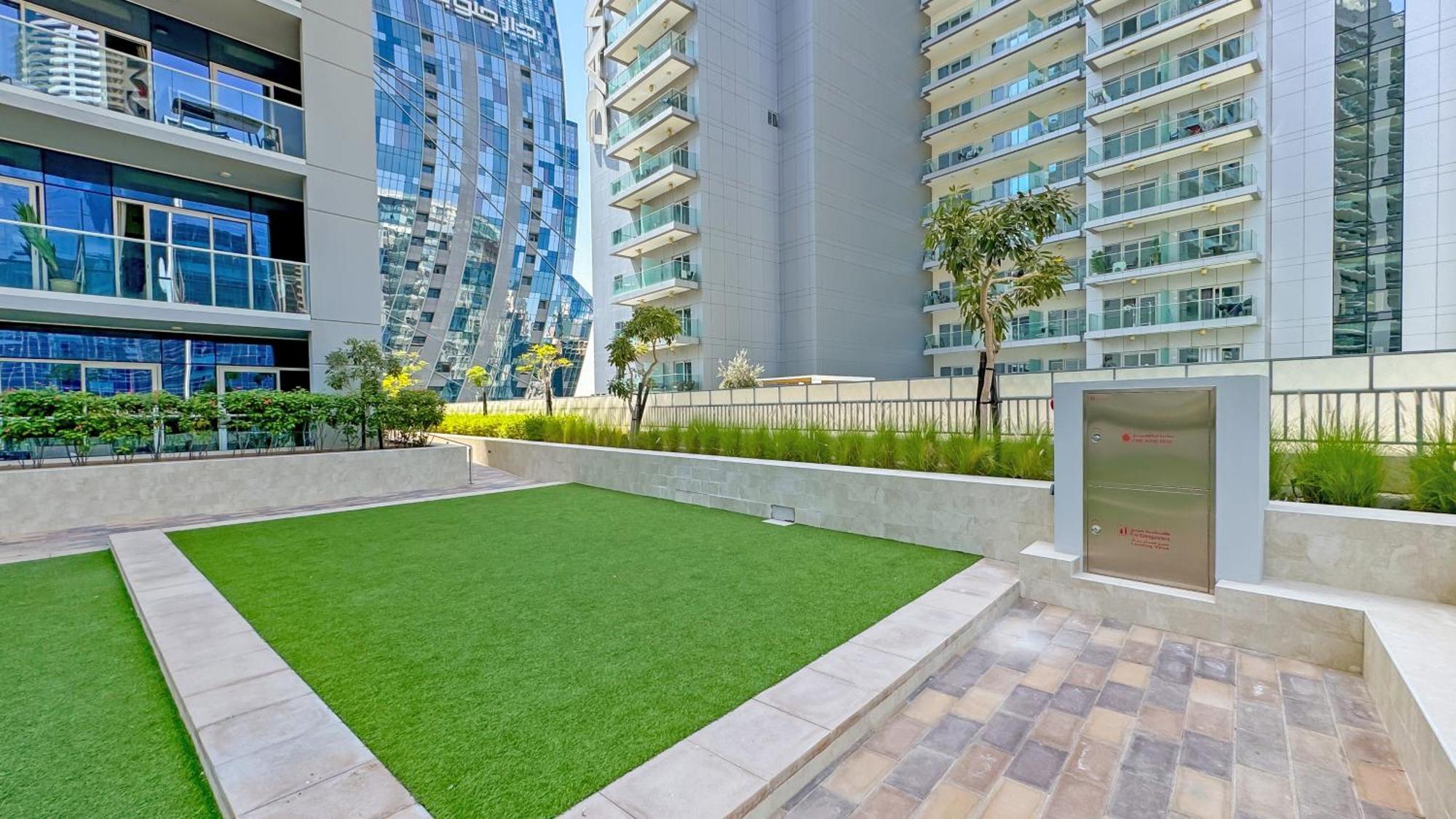 1br Near Mall Canal View Dubai