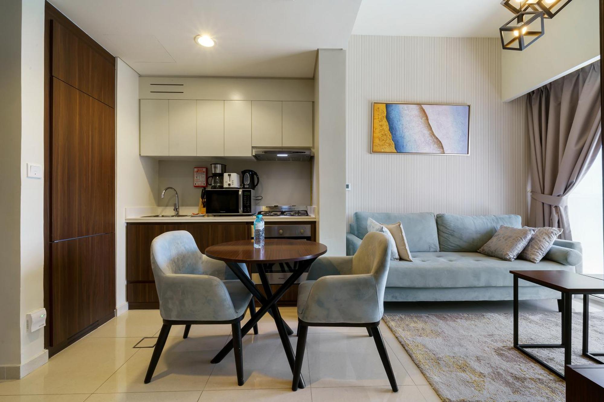 1br Near Mall Canal View Apartment *