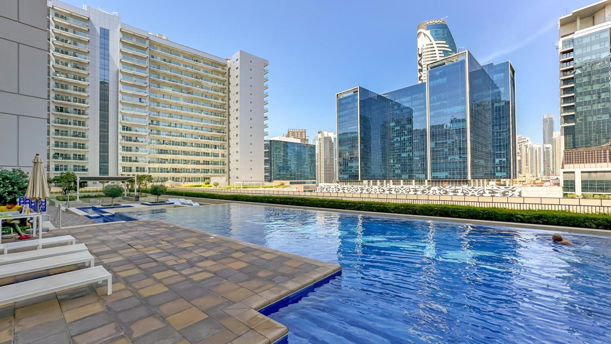1br Near Mall Canal View Apartment Dubai